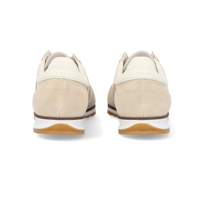 Ténis bege e branco visto de trás com sola castanha e branca e marca HOGAN no calcanhar