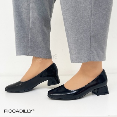 Sapatos pretos em verniz com salto quadrado