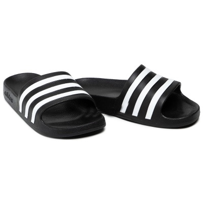 Chinelos pretos com riscas brancas da Adidas