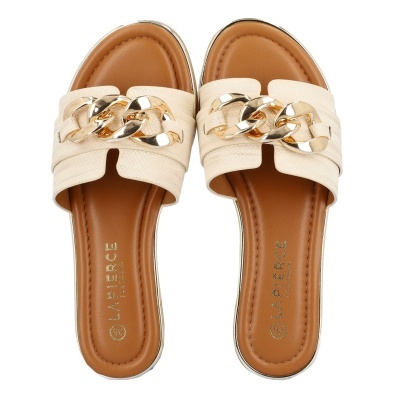 Sandálias castanhas com tiras bege e correntes douradas