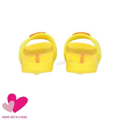 Sandálias amarelas com tira traseira e detalhe alaranjado