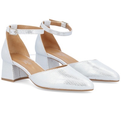 Sapatos femininos brancos com padrão escama e salto médio quadrado