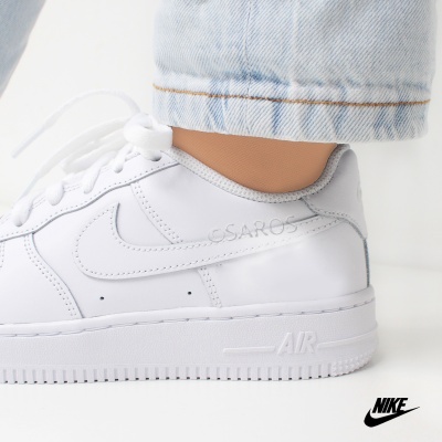 Ténis Nike Air brancos em pele com sola e atacadores brancos