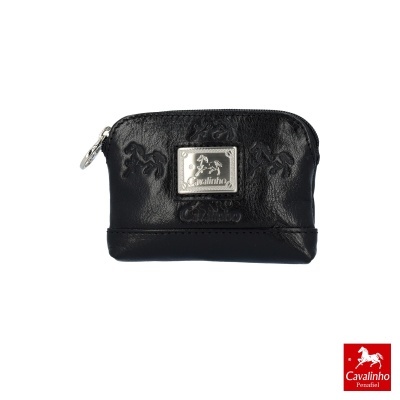 Carteira pequena preta da Cavalinho em pele, com placa metálica frontal