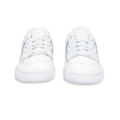 Sapatilhas brancas de couro vistas de frente