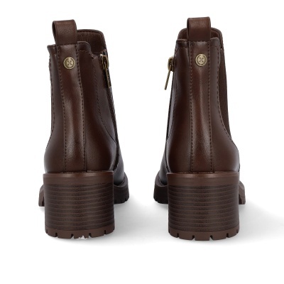 Botas castanhas em pele com salto alto e botão metálico