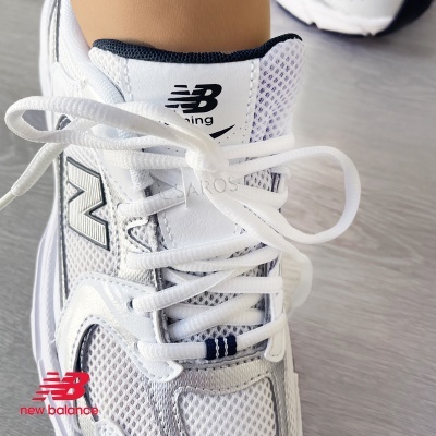 Ténis desportivos New Balance branco e cinzento com logótipo NB na língua