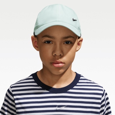 Boné azul claro com logótipo Nike preto usado por criança