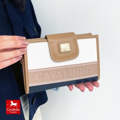 Carteira Cavalinho bege, branco e azul com fecho e logo dourado