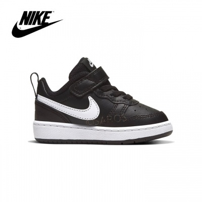 Ténis Nike preto com sola branca e logótipo branco em fundo branco