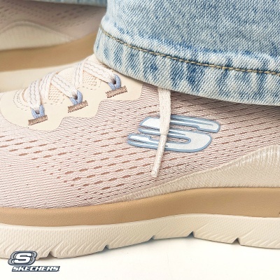 Ténis Skechers bege claro com logo azul e atacadores brancos e jeans azul claro