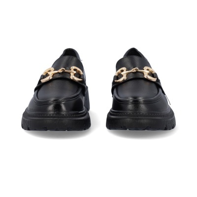 Mocassins pretos de couro com adorno metálico dourado
