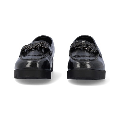 Mocassins pretos brilhantes com corrente metálica.