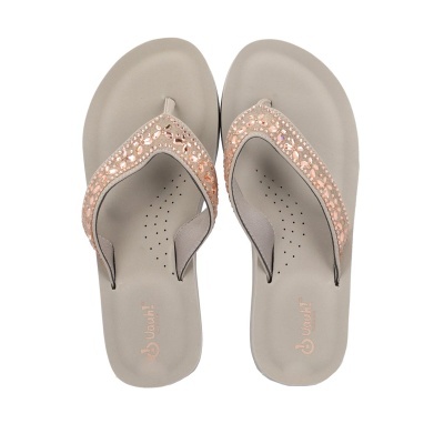 chinelos cinzentos com tiras rosa e cristais vistos de cima