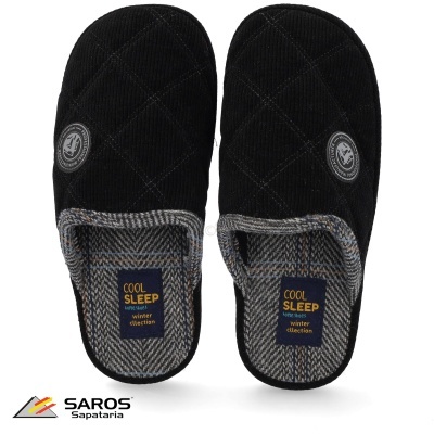 Chinelos acolchoados pretos com interior cinza e etiqueta COOL SLEEP