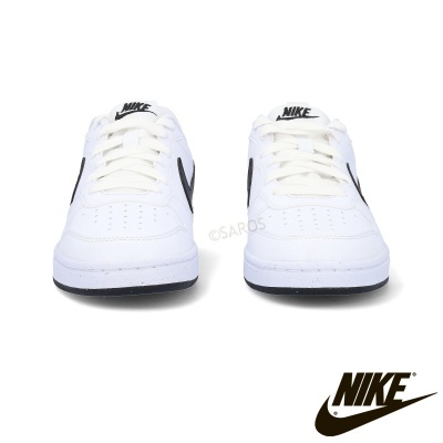 par de sapatilhas Nike brancas com logótipo preto