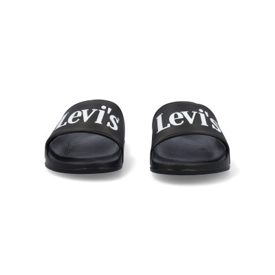 Chinelos pretos Levis com logo branco em fundo branco
