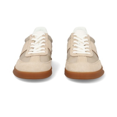 Par de sapatilhas bege com atacadores brancos e sola castanha