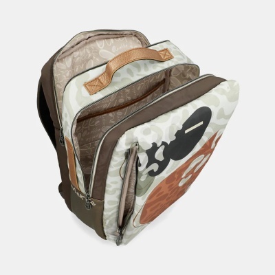 Mochila com padrões castanhos e bege com alça castanha de couro e fechos de correr abertos