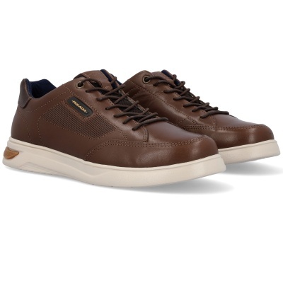 Sapatilhas castanho escuro de pele com sola branca e etiqueta PEGADA