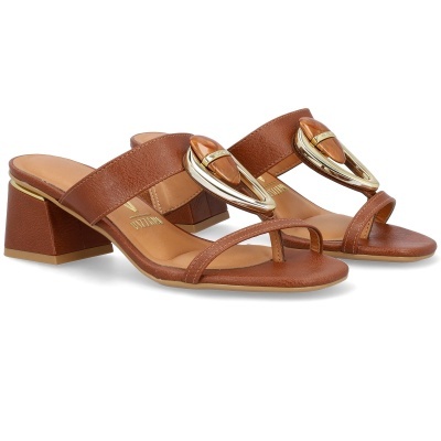 Sandálias de salto médio castanhas com detalhe metálico dourado e peça âmbar.