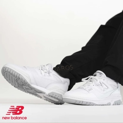 Ténis desportivos New Balance brancos com sola cinzenta e calças pretas