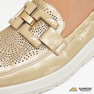 Sapato feminino bege com detalhe perfurado e solado branco