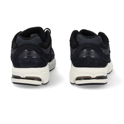 Sapatilhas New Balance pretas vista traseira