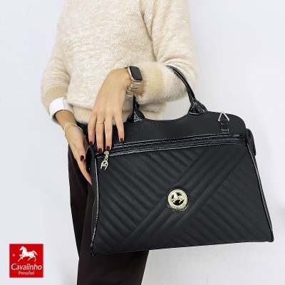 Mala de senhora preta matelassê com alças em verniz e logótipo Cavalinho dourado