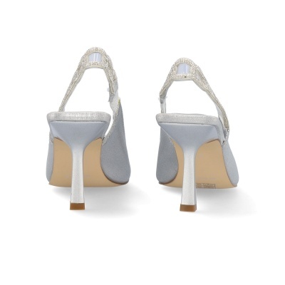 Sapatos de salto alto cinza prateado com tiras de pérolas vistos de trás