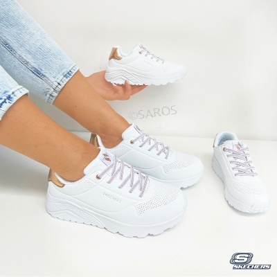 Ténis Skechers brancos com pormenores dourados e sola branca