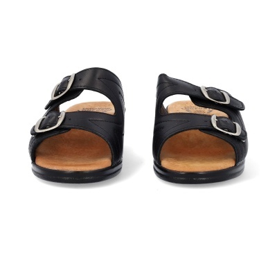 Sandálias pretas de couro com fivelas prateadas em fundo branco