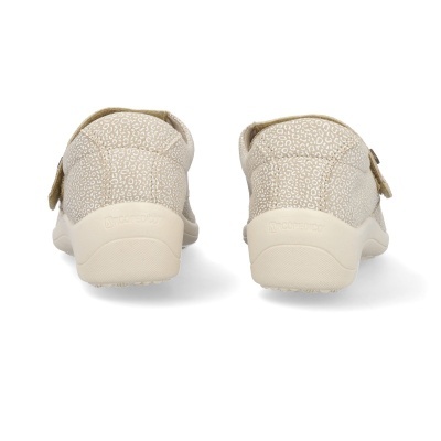 Pantufas castanho claro com padrão branco vistas de trás