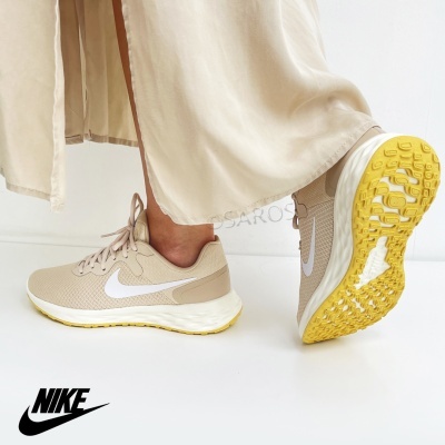 Ténis Nike bege com sola amarela e branca