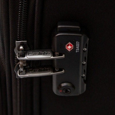 Fecho com cadeado TSA007 em mala preta com puxadores de metal Cavalinho