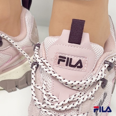 Ténis rosa FILA com atacadores brancos com pontos castanhos