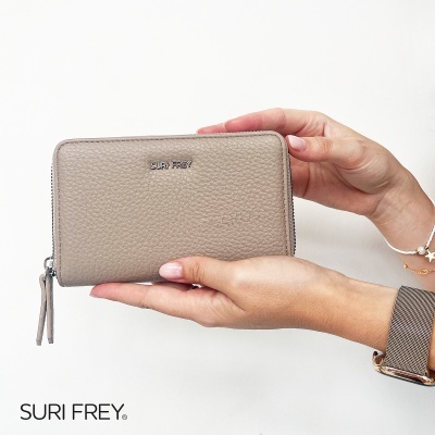Carteira SURI FREY em pele sintética beige com fecho e logótipo em metal