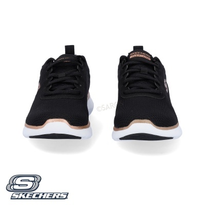 Sapatilhas pretas Skechers com sola branca e detalhes creme numa imagem com fundo branco e logótipo Skechers