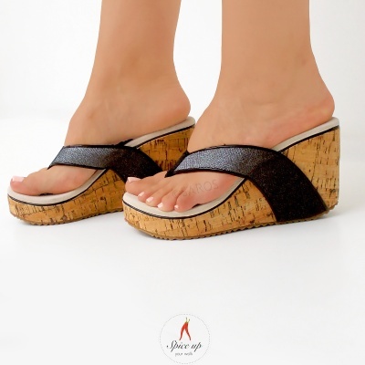 Sandálias de cunha com base em cortiça e tiras pretas brilhantes cruzadas