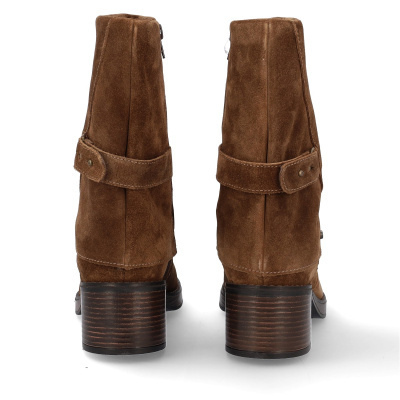 Botas castanhas de camurça vistas de trás com salto médio