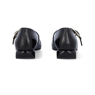 Sapatos baixos pretos brilhantes de pele com fivelas douradas vistos de trás