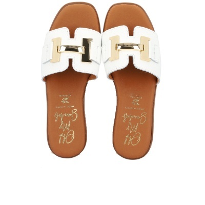 Sandálias slides brancas com aplique dourado