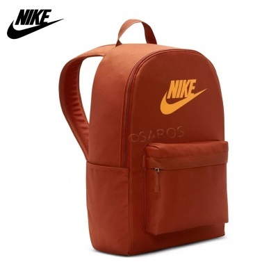 Mochila Nike castanho avermelhado com logótipo amarelo e bolso frontal