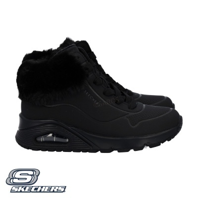 Tênis Skechers pretos com sola preta e pelo sintético na gola
