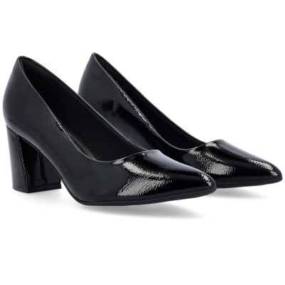 Sapatos de salto alto preto brilhante com ponta fina