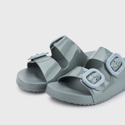 Sandálias slide cinzentas em plástico com fivelas e sola antiderrapante