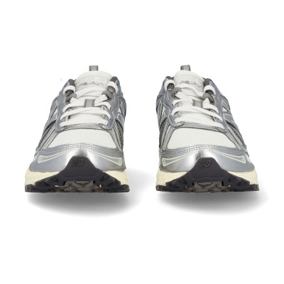 Par de sapatilhas desportivas New Balance 410 cinza e branco em fundo branco