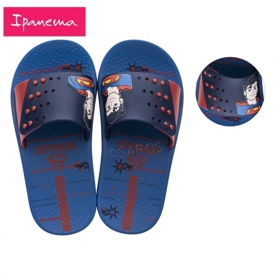 Chinelos de borracha azuis com design do Superman e logo Ipanema