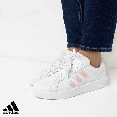 Ténis Adidas brancos com riscas iridescentes e sola branca