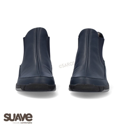 Botins azuis escuros com sola preta, fundo branco